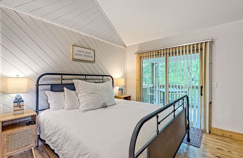 Blairsville Cabin | Charming, single-level cabin with a gas fireplace plus forest & mountain view