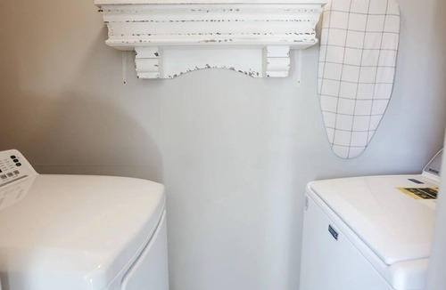 North Charleston House | Charming Southern Cottage, Sleeps 6, Dog Friendly!