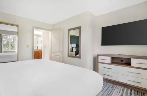 Mishawaka Hotel | Charming Stay Near Notre Dame w/Resort-Style Amenities l Two 2BR Suites