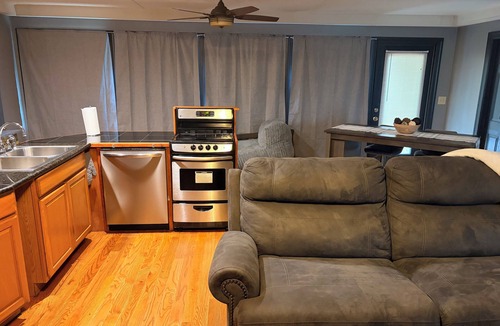 Jonesboro Apartment | Charming studio in pleasant Jonesboro with cool AC breeze and fishing access.