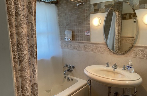 Airport Township Apartment | Charming studio with AC and WiFi in lovely Saint Ann