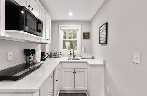 White Oak Cottage | Charming Tiny House 1 Bedroom Suite in lovely Silver Spring with WiFi, AC