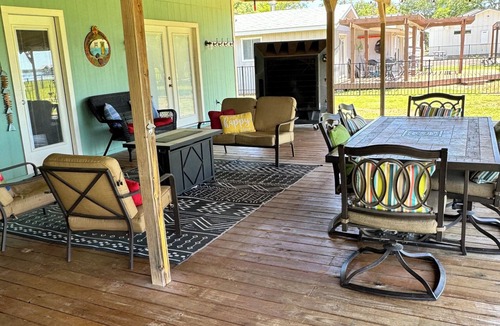 Graford House | Charming waterfront retreat on PK with beach swimming area