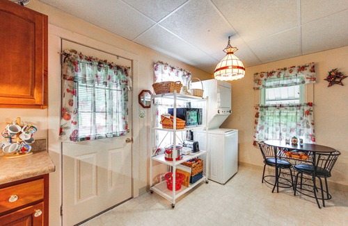 West Mifflin House | Charming West Mifflin House - 3 Mi to Kennywood!