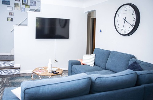 Roselawn Finance House | Château College Hill - Close to Bengals Stadium + Brink Brewing (Pet Friendly)