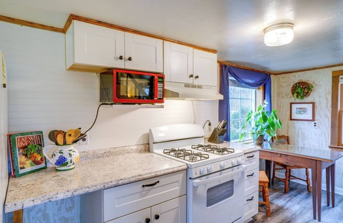 Hood Cottage | 'Chateau Merlot' Cottage w/Deck in Stanardsville
