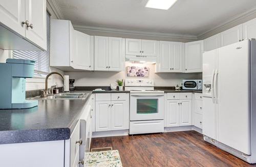 Chatom House | Chatom Retreat w/Furnished Deck & Wooded Views!