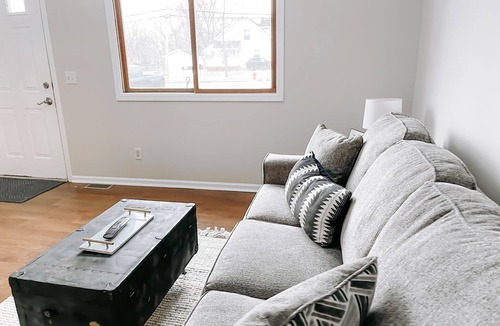 Grass Lake House | Cheerful 2 Bedroom in Downtown Grass Lake | Bikes