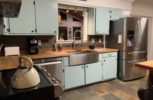 Oxford House | Cheerful, artsy 3BR house with pool - 10 min to the Square