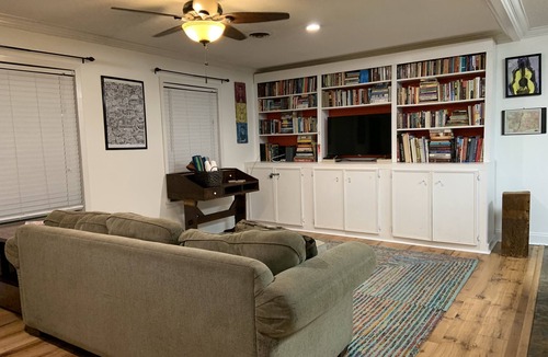 Oxford House | Cheerful, artsy 3BR house with pool - 10 min to the Square