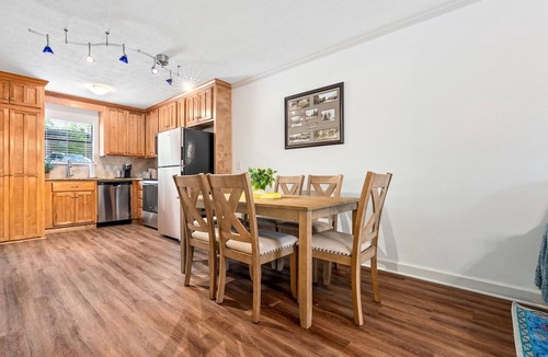 Auburn Apartment | Cheerful Auburn Getaway!