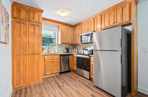 Auburn Apartment | Cheerful Auburn Getaway!