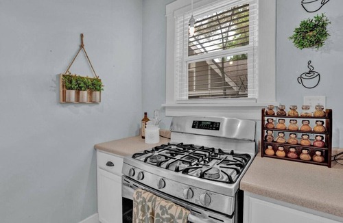 Vollintine-Evergreen House | Cheerful Midtown home with view of Rhodes College