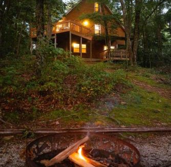 Rockbridge House | Cheerful Two Bdrm Cabin with Hot Tub & Pet Friendly