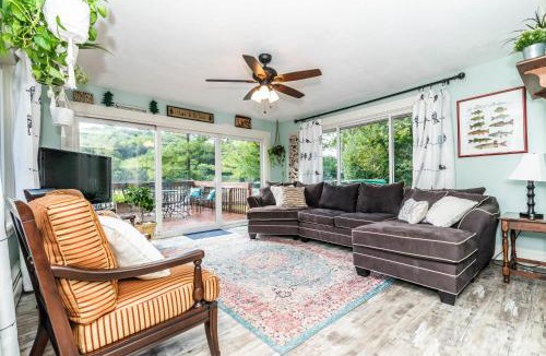 Lyndon Township House | Chelsea Lake House, Game Room, & Pontoon-rental