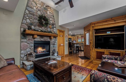 New Plymouth Cabin | Cherry Ridge Retreat Waters Edge - Hocking Hills Luxury Cabin with hot tub and fire place