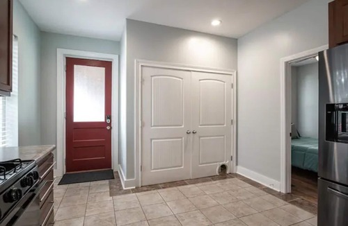 Jeffersonville House | Chestnut Street Charmer-Walk to Louisville!