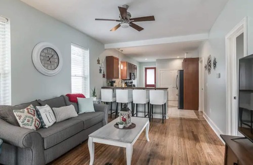 Jeffersonville House | Chestnut Street Charmer-Walk to Louisville!