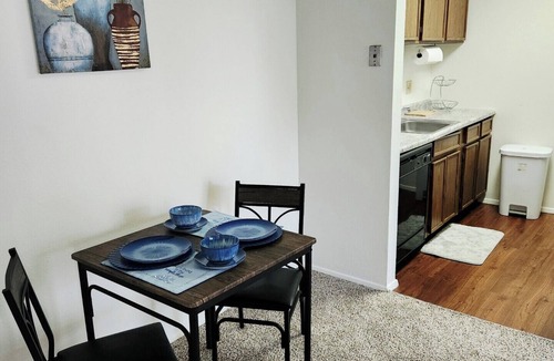 Overland Apartment | Chic 1- Queen Bed, Non Smoking-Near Airport, Kitchen, Twin Bed