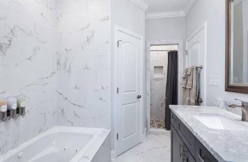 Tulane - Gravier House | Chic 5 Bedroom Home Near French Quarter