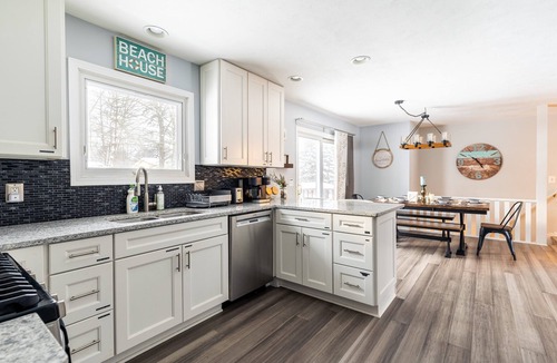 Holland House | Chic~AquaCottage/Walk2Beach/FencedYard/GameRM