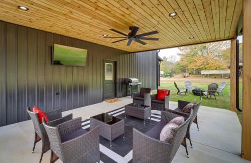 Higden House | Chic Arkansas Retreat w/Patio, Grill & Fire Pit!