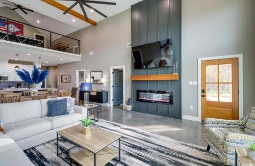 Higden House | Chic Arkansas Retreat w/Patio, Grill & Fire Pit!