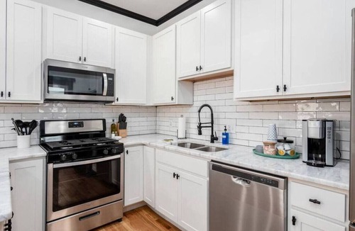 Victorian Village Apartment | Chic & Clean | Walkable to Everything | Smart TV