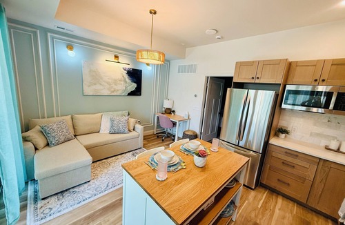 Phoenix Hill Apartment | Chic Coastal Elegant Luxury Hotel Suite in the Highlands - 1Bed/1Ba+Free Parking