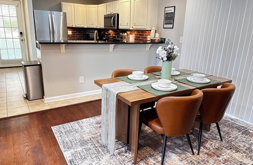 Atlanta House | Chic Digs - Sleeps 6! World Cup HQ! Minutes to Battery/Truist, Benz & Aquarium!