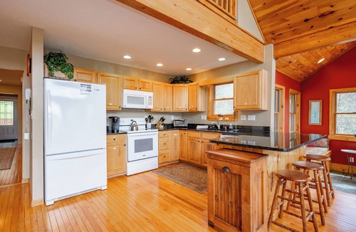 McHenry House | Chic Dog Friendly Chalet w/Fire Pit & Hot Tub