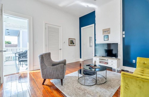 Faubourg Delachaise Apartment | Chic Magazine St. Apt | King Bed, Balcony, Parking