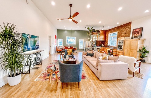 Marshall House | Chic Mountain Stay w/3 Full Suites, Gorgeous Mountain Views & Private Day Spa
