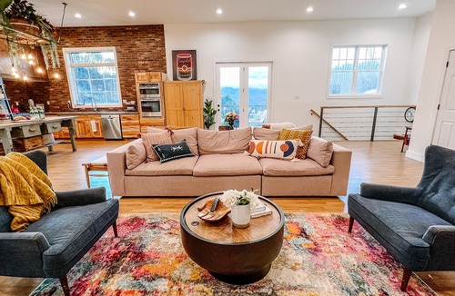 Marshall House | Chic Mountain Stay w/3 Full Suites, Gorgeous Mountain Views & Private Day Spa