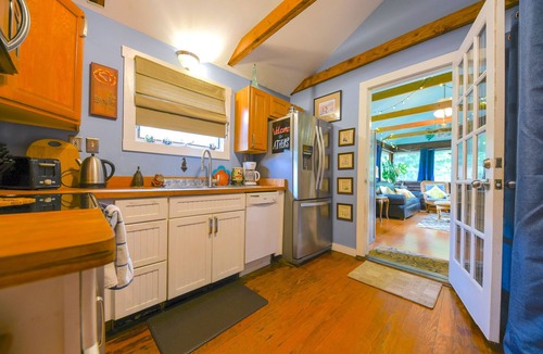 Athens House | Chicopee Rose Cottage - Pet & Family Friendly, Back Deck, Near Downtown & UGA