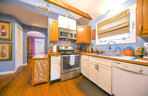 Athens House | Chicopee Rose Cottage - Pet & Family Friendly, Back Deck, Near Downtown & UGA