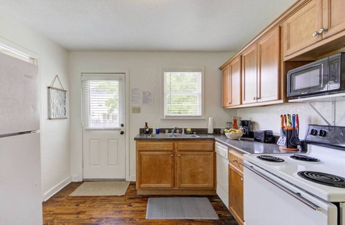 Midtown Apartment | Chill Memphis Base | Steps from Overton Fun