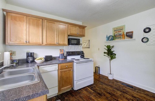 Midtown Apartment | Chill Memphis Base | Steps from Overton Fun