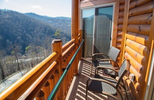 Gatlinburg Resort | Christmas Resort with 4 bedrooms and AC in beautiful Gatlinburg