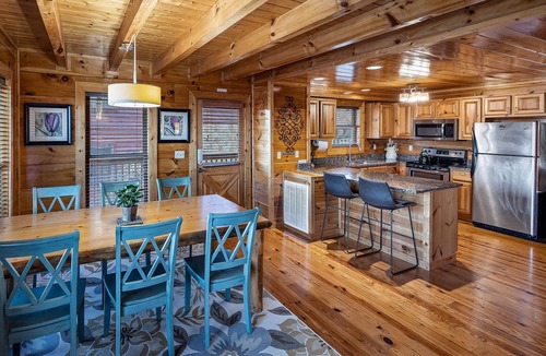 Pigeon Forge Cabin | City View, Mountain view, Central location, Modern, Theater, High-speed WiFi