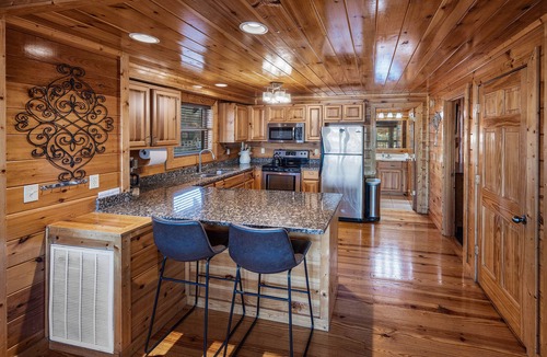 Pigeon Forge Cabin | City View, Mountain view, Central location, Modern, Theater, High-speed WiFi