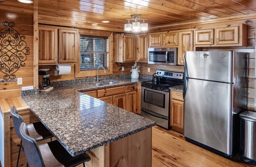 Pigeon Forge Cabin | City View, Mountain view, Central location, Modern, Theater, High-speed WiFi