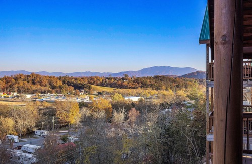 Pigeon Forge Cabin | City View, Mountain view, Central location, Modern, Theater, High-speed WiFi
