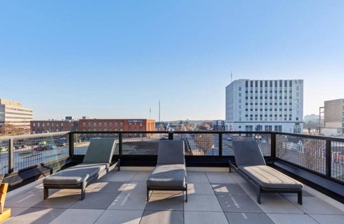 Nelson Apartment | Cityscape Apartment w/Terrace - Leonard Luxury Apartment