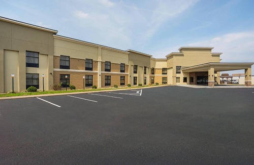 Evansville Hotel | Clarion Inn & Suites Evansville Eastland Area