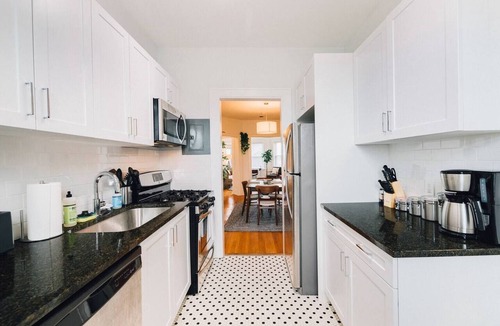 Detroit Apartment | Classic 2/1 Apt Near Villages | Free Parking