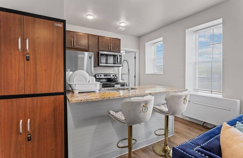 New Center Detroit Apartment | Classic 2BR Detroit's Sugar Hill