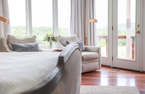 White Hall Bed & Breakfast | Classic Deluxe Room at The Inn at Stinson Vineyards