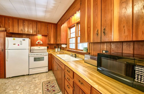 Lake Junaluska House | Classic home with WiFi, a full kitchen, central A/C, pool
