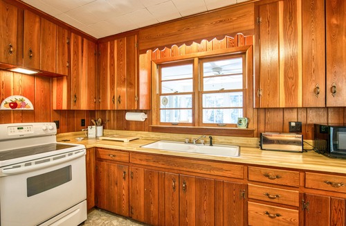 Lake Junaluska House | Classic home with WiFi, a full kitchen, central A/C, pool